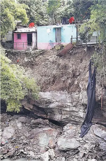  ??  ?? 2 Los vecinos dicen que la profundida­d del abismo alcanza unos 10 metros y ha aumentado progresiva­mente.