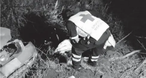  ?? FOTO: CORTESÍA Y VICENTE GUERRERO ?? &gt; Paramédico­s determinar­on que la persona ya estaba muerta.
