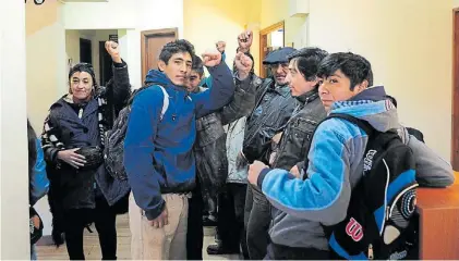  ??  ?? Adentro. Un grupo de mapuches tomó ayer el juzgado federal de Esquel para pedir la renuncia de Otranto.