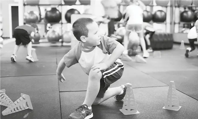  ??  ?? UN PUNTO IMPORTANTE es elegir actividade­s adecuadas para la edad del niño.