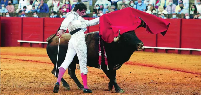  ?? EFE ?? Daniel Luque, en un pase de pecho, ayer en Sevilla