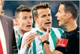  ??  ?? Rapid-Frust mit Referee Schörgenho­fer