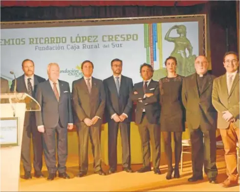  ?? ARCHIVO ?? Arriba, un momento de la entrega de los Premios Ricardo López Crespo, en su octava edición celebrada en 2018. En la imagen de abajo, un momento de la famosa carrera de caballos de Sanlúcar de Barrameda (Cádiz), donde la Fundación Caja Rural del Sur entrega su premio todos los años.