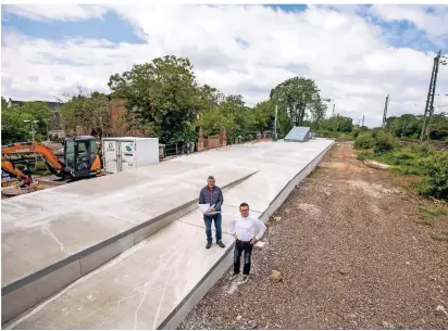  ?? RP-FOTOS (5): THOMAS LAM-
MERTZ ?? Seit wenigen Tagen ist der „Bahnsteig“auf der Stadtterra­sse auf dem Südbahnhof an der Saumstraße fertig. Die Grünan
lage wird im Herbst angelegt,
berichten Norbert Mosters (l.) vom Kommunalbe­trieb und Bau
leiter Thomas Heimberg.