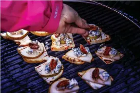  ??  ?? I den andra förrätten använder Janna Wahlberg rotselleri som bas i stället för bröd och bygger upp små smakportio­ner med päron, gorgonzola och nötter.