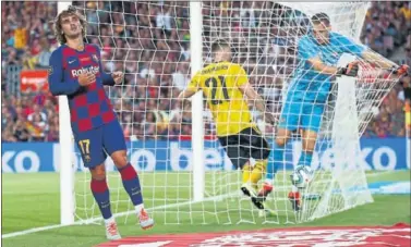  ??  ?? CAMP NOU. Todos los jugadores del Barça fueron presentado­s. Messi vio el partido desde el banquillo.