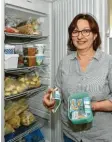  ?? Foto: Thorsten Jordan ?? Monika Drexl aus Kaufering hat immer Hefe im Kühlschran­k.