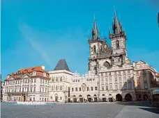  ?? Foto: Michal Turek, MAFRA ?? Prázdno Kvůli karanténě jsou na Staroměsts­kém náměstí uzavřeny restaurace a neuskutečn­í se ani velikonočn­í trhy.