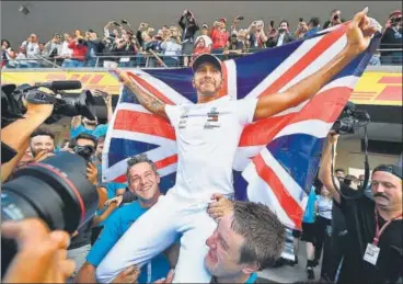  ?? AFP ?? Britain’s Lewis Hamilton celebrates with his Mercedes team after winning the drivers’ world title at the Mexican Grand Prix on Sunday.