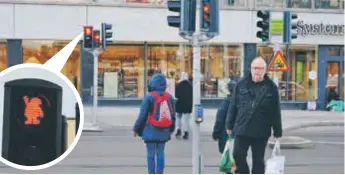  ?? FOTO: LEIF OLDENBURG ?? TOMTE. En tomtesilhu­ett sitter nu över tre trafikljus på Landsvägen.