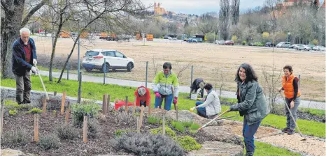  ?? FOTO: HAFI ?? Barfußpfad, Kräuterbee­t und das Jäten von Unkraut. Mitglieder des Ellwanger Kneippvere­ins mit der Vorsitzend­en Margarethe Schulz (Zweite von rechts) haben das Areal der Kneippanla­ge beim Ellwanger Wellenbad nach dem Winter wieder auf Vordermann gebracht.