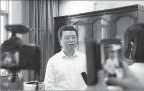  ?? JIANG WENJIE / FOR CHINA DAILY ?? Left: Lu Linbing, head of the Xiamen intellectu­al property administra­tion, briefs journalist­s on intellectu­al property-collateriz­ed loans in the city of Fujian province.