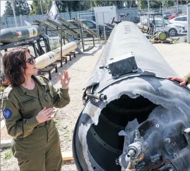  ?? (جيل كوهان مغان/فرانس برس) ?? عسكريان إسرائيليان قرب صاروخ إيراني في قاعدة جولس