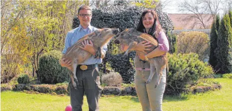  ?? SZ-FOTO: SELI ?? Michael Oschlies und Carina Roth haben zwar viel Arbeit aber auch viel Freude mit ihren neuen Haustieren Lotta und Fridolin.