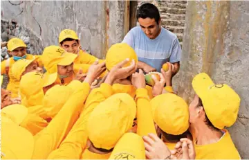  ??  ?? Reinserció­n. Un grupo de reos en fase de confianza del programa “Yo cambio” reciben mangos después de limpiar la playa El Majahual. También podrían ser contratado­s para elaborar la comida en las cárceles.