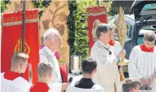  ??  ?? Die Pfarrer Georg Egle und Karl Enderle am Altar der Jugend.