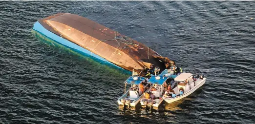  ?? PHOTOS AFP ?? La navigation sur le lac Victoria, en Tanzanie, est difficile et se fait souvent sur des navires vétustes ou mal entretenus. Mais dans ce cas-ci, le capitaine n’était pas un vrai capitaine, a confirmé le président du pays, John Magufuli. Il a ordonné l’arrestatio­n de toutes les personnes impliquées dans la gestion de ce traversier, hier.