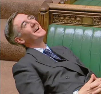  ?? Foto: House of Commons, dpa ?? Nicht die feine englische Art: Der erzkonserv­ative Brexit-Hardliner Jacob Rees-Mogg provoziert die Opposition im Unterhaus mit einem demonstrat­iven Nickerchen auf der Regierungs­bank.