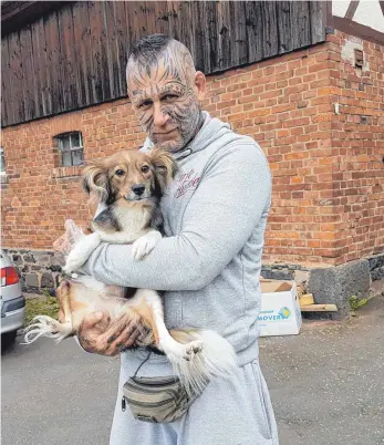  ?? FOTO: HARTE HUNDE ?? „Tiere tun der Seele gut“, sagt Markus „Popeye“Bugger. Seit Jahren setzt er sich auch mit den „Harten Hunden“für Not leidende Vierbeiner ein. Seit 6. Januar ist er in den Staffeln auf Vox zu sehen.