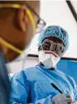  ??  ?? Kenia, Nairobi: Eine Labortechn­ikerin betreut einen Patienten, der auf das Coronaviru­s getestet werden soll.