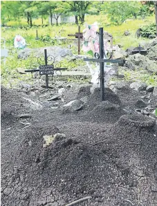  ?? FOTO: MARVIN SALGADO ?? En el cementerio Divino Paraíso la yalta de mantenimie­nto es notable. La disponibil­idad de lotes es precaria.