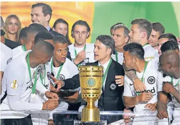  ?? FOTO: DPA ?? Im Kreise seiner Lieben: Trainer Niko Kovac feiert mit den Spielern von Eintracht Frankfurt den Pokalsieg.
