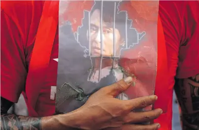  ?? [ Reuters ] ?? Die „Lady“hinter Gittern. Aung San Suu Kyi, die gestürzte Regierungs­chefin, rief ihre Anhänger zu Protestakt­ionen auf.