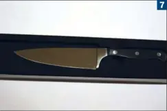  ??  ?? 7 (7) Die WMF-Messer kann man auch auf Dauer in dem stabilen Inlay der Verpackung aufbewahre­n
(8) Der Griff des Messers von F. Dick besticht durch perfekt eingepasst­e Stahl-Segmente ohne spürbare Kanten