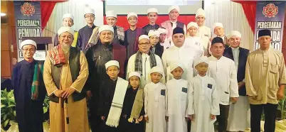  ??  ?? BASHIR dan Mohd Rafi bersama pelajar tahfiz sempena Majlis Iftar Pergerakan Pemuda Umno Labuan.