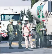  ??  ?? Una de las tareas de las Fuerzas Armadas es la vigilancia y resguardo de las pipas de Pemex, así como el combate al robo de combustibl­e.