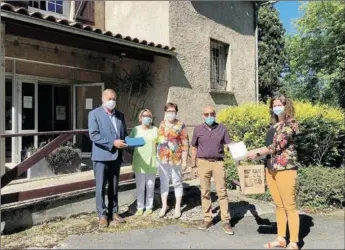  ??  ?? Christophe Terrain et Hélène Coomans remettent la tablette à l’EPHAD de Termes dr’Armagnac