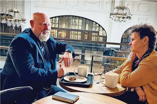  ?? ?? Im Starbucks im Leipziger Hauptbahnh­of treffen sich die sächsische BSW-Chefin Sabine Zimmermann und Klaus-Dieter Lübke Naberhaus, der Mannschaft­sarzt des Handballda­menNationa­lteams. Er würde gern im Bündnis Sahra Wagenknech­t mitarbeite­n. Sie sucht Frauen und Männer, die Politiker in ihrer Partei werden könnten.