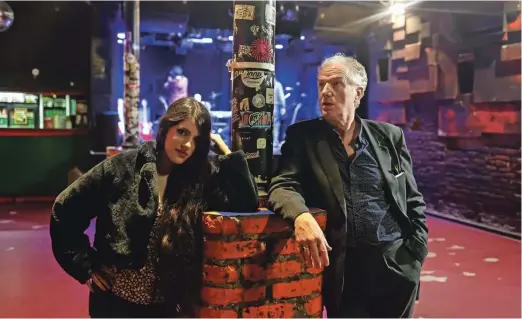  ?? Foto Črt Piksi ?? Avstralski glasbenik Mick Harvey in mehiška pevka Amanda Acevedo bosta album duetov izdala jeseni.
Sicer pa, kaj je narobe s počasnimi in depresivni­mi pesmimi?
Je to album priredb?