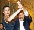  ?? Foto: Kay Nietfeld, dpa ?? Günter Grass mit seiner Tochter Helene im Jahre 1999 nachdem er in Stockholm den Literatur-Nobelpreis erhalten hatte.