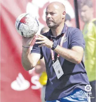  ?? LALIGA ?? El técnico Jordi Pérez se proclamó Campeón de LaLiga Promises con el Alevín A del Barça
//