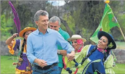  ?? ARGENTINIA­N PRESIDENCY / HANDOUT / EFE ?? Mauricio Macri participó en el carnaval de Jujuy, aquí delante del gobernador Gerardo Morales