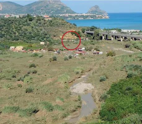  ?? (foto Ansa) ?? L’edificio Nel tondo rosso, l’abitazione che le famiglie Giordano e Rughoo affittavan­o per trascorrer­e insieme le giornate di festa. Quella villa (abusiva, come molte altre della zona) è stata invasa dalle acque del fiume Milicia, ieri rientrato nel proprio modesto alveo