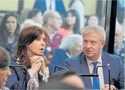  ?? ?? Hay equipo. Cristina Kirchner y su abogado Carlos Beraldi. En Tribunales entienden que buscó una dilación.