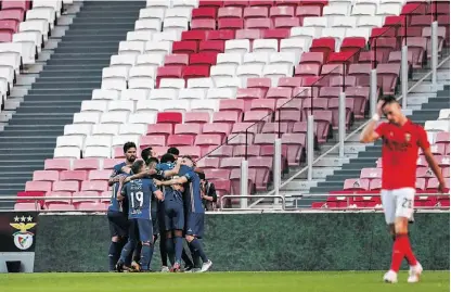  ??  ?? O desalento de Diogo Gonçalves perante a festa do golo do Gil Vicente no Estádio da Luz.