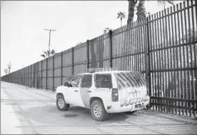  ??  ?? La Patrulla Fronteriza ha incrementa­do su vigilancia y por ende el miedo entre los migrantes. La imagen en Calexico, California ■ Foto Afp