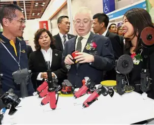  ??  ?? Driving force: Wee checking out some products at a booth after opening Automechan­ika Kuala Lumpur 2017 at KL Convention Centre.