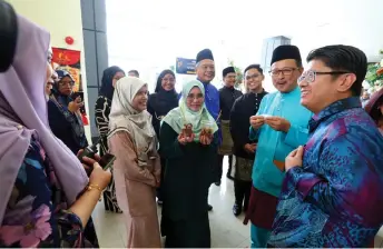  ?? — Bernama photo ?? Ewon (right) chats with other guests at INSKEN Hari Raya Aidilfitri open house in Cyberjaya. With the minister is the institute’s chairman Mustaffa Kamil Ayub (second right) and its chief executive officer Muhd Firdaus Azharuddin (fourth right).