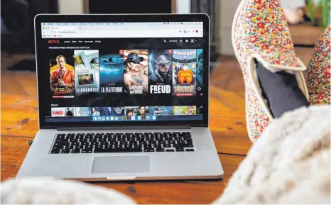  ?? FOTO: ANTOINE KREMER/IMAGO IMAGES ?? Laptop mit geöffneter Netflix-Webseite: Ein verschärft­er Wettbewerb macht dem Streaming-Marktführe­r zu schaffen.