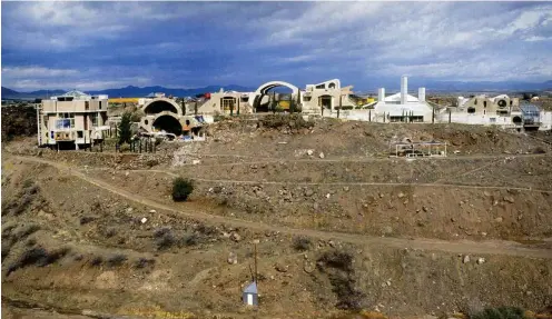  ?? Foto: imago/Detlev Konnerth ?? Auf der Basis einer Stadtutopi­e gegründete Experiment­alstadt: Arcosanti in Arizona (USA)