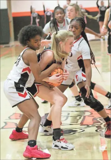  ?? Scott Herpst ?? Angel (left) and Princess Simmons (right) trap a Sonoravill­e player in the backcourt during LFO’s 62-41 semifinal victory at LaFayette on Friday night. The Lady Warriors will host Hart County in the opening round of the playoffs this week after winning the Region 6-AAA championsh­ip.