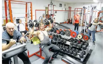  ??  ?? Le président de Mouilleron musculatio­n, Robert Brisard, ouvre les portes de sa salle aux autres clubs sportifs.