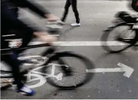  ?? Bild: TOMAS ONEBORG/TT ?? KLART SOM KORVSPAD. Nu blir det tydligare vad som gäller för cyklister och fotgängare.