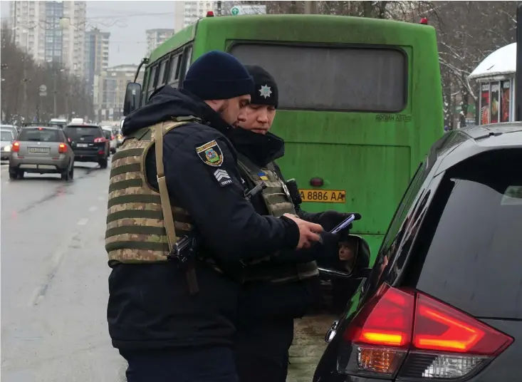  ?? BILDER: THOMAS WEDERUS ?? Poliserna Vlad Bondr och Makism Babytj kontroller­ar en bil i Kievförort­en Brovary. Antalet brott nu är tillbaka på ungefär samma nivå som innan krigets utbrott, berättar Dmytro Shulhin, polischef för distriktet.