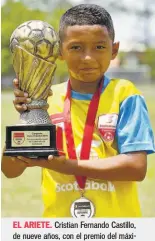  ??  ?? Cristian Fernando Castillo, de nueve años, con el premio del máximo goleador del equipo Usuluteco.