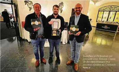  ?? Photo: cf ?? Jean-Paul et Pit Brisbois ont présenté avec Antoine Clasen de Bernard-Massard leur nouveau «Stollen au Crémant».